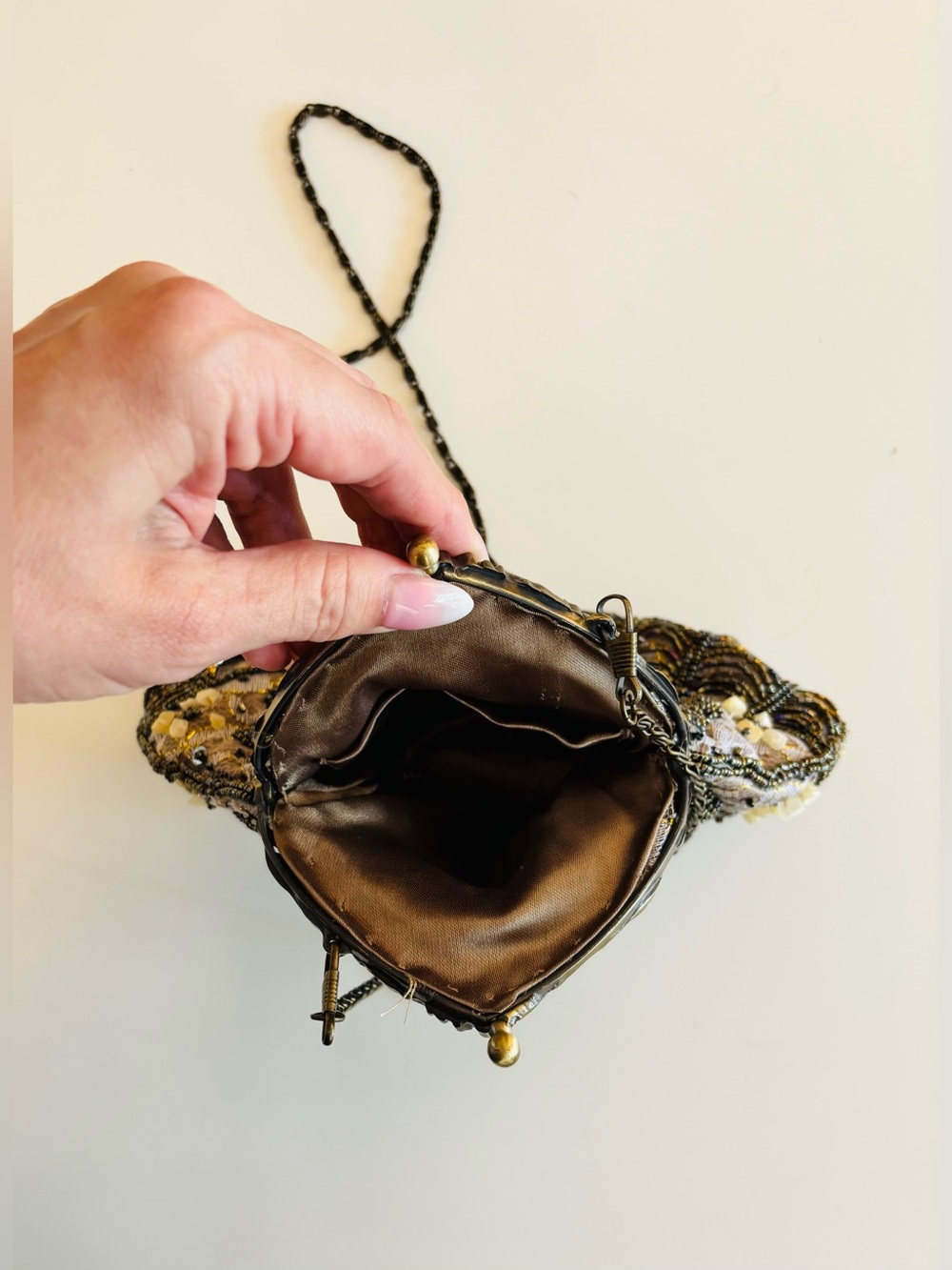Vintage Beaded Floral Clutch in Gold and Cream - Picture 5 of 14